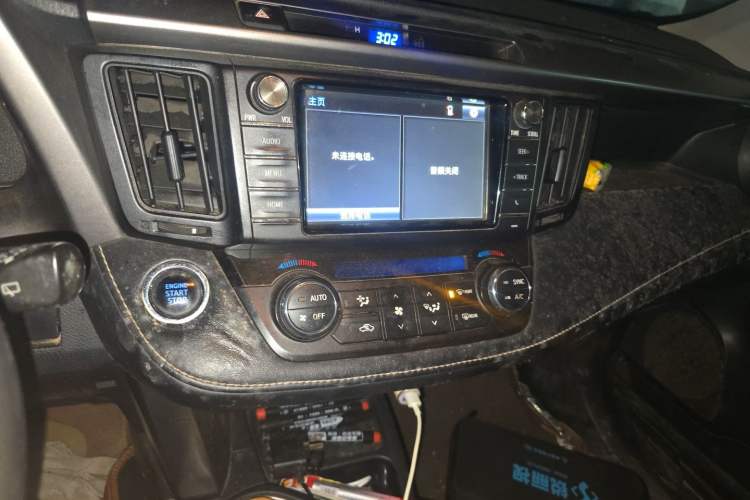 Used Toyota RAV4 2016 2.0L CVT Two-Wheel Drive Fashion Edition China V Standard Audio And AC Panel