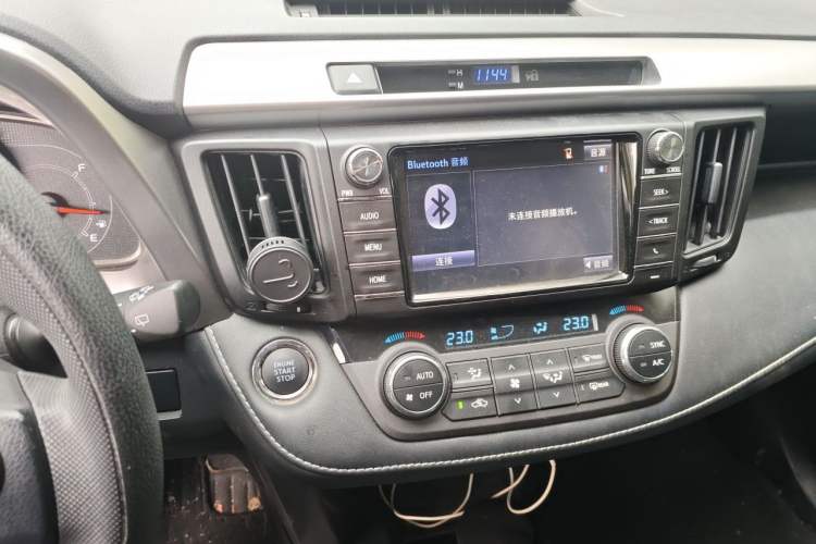 Used Toyota RAV4 2016 2.0L CVT Two-Wheel Drive Fashion Edition China V Standard Audio And AC Panel