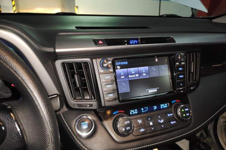 Used Toyota RAV4 2016 2.0L CVT Two-Wheel Drive Fashion Edition China V Standard Audio And AC Panel