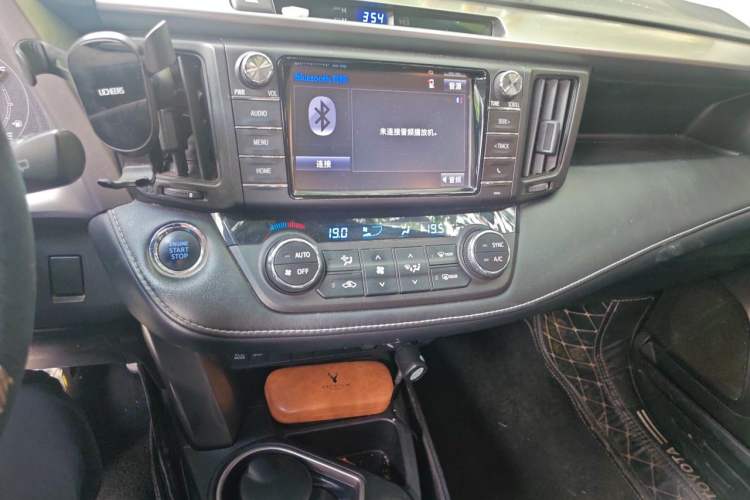 Used Toyota RAV4 2016 2.0L CVT Two-Wheel Drive Fashion Edition China V Standard Audio And AC Panel