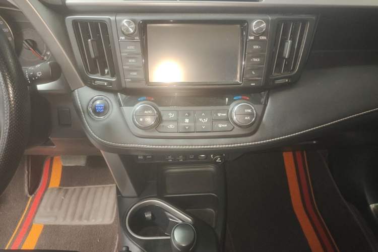 Used Toyota RAV4 2016 2.0L CVT Two-Wheel Drive Comfort Edition China V Standard Audio And AC Panel