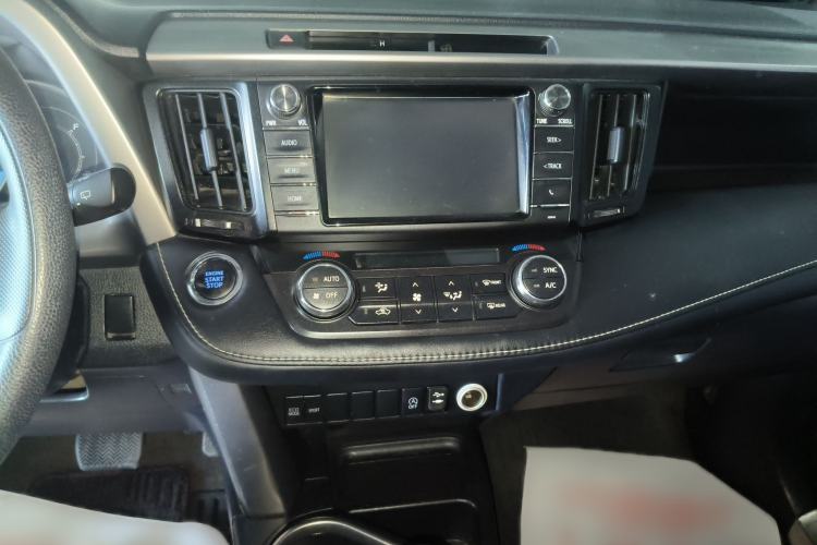 Used Toyota RAV4 2016 2.0L CVT Two-Wheel Drive Fashion Edition China V Standard Audio And AC Panel