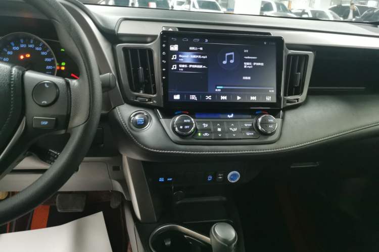 Used Toyota RAV4 2016 2.0L CVT Two-Wheel Drive Fashion Edition China V Standard Audio And AC Panel