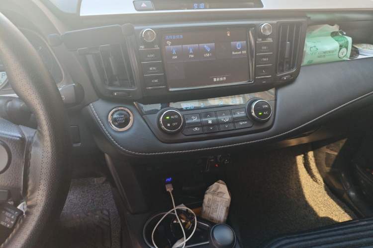 Used Toyota RAV4 2016 2.0L CVT Two-Wheel Drive Fashion Edition China V Standard Audio And AC Panel