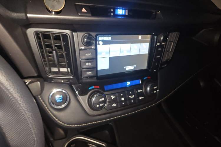 Used Toyota RAV4 2016 2.0L CVT Two-Wheel Drive Fashion Edition China V Standard Audio And AC Panel