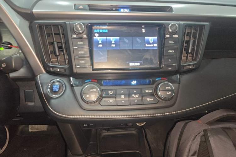 Used Toyota RAV4 2016 2.0L CVT Two-Wheel Drive Fashion Edition China V Standard Audio And AC Panel
