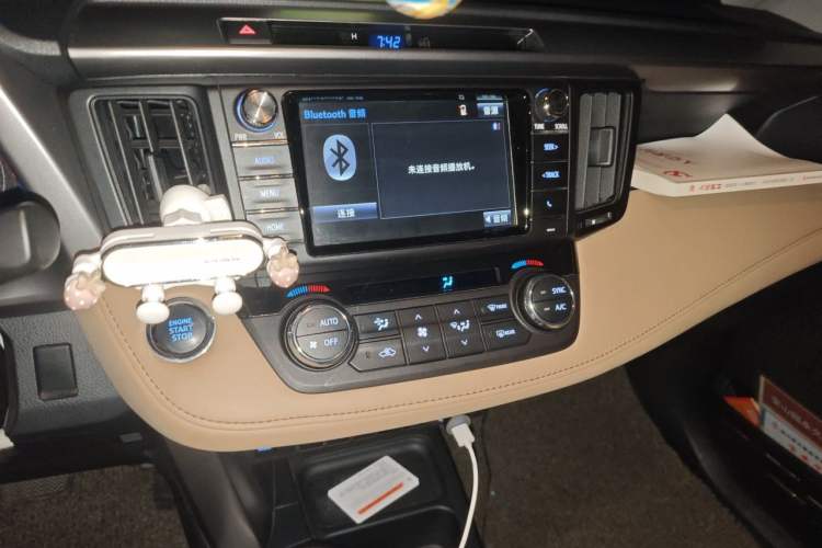 Used Toyota RAV4 2016 2.0L CVT Two-Wheel Drive Fashion Edition China V Standard Audio And AC Panel