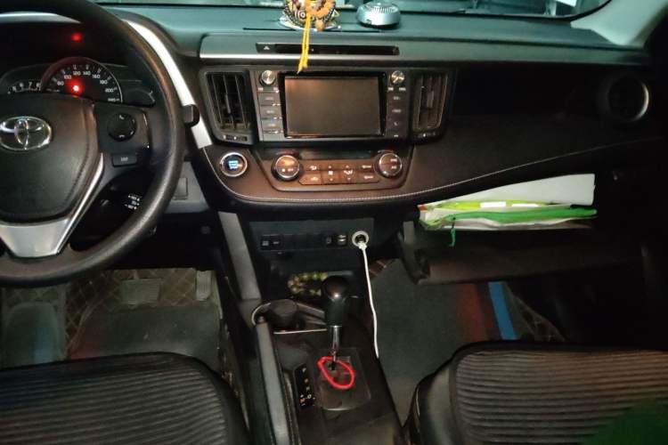 Used Toyota RAV4 2016 2.0L CVT Two-Wheel Drive Fashion Edition China V Standard Audio And AC Panel