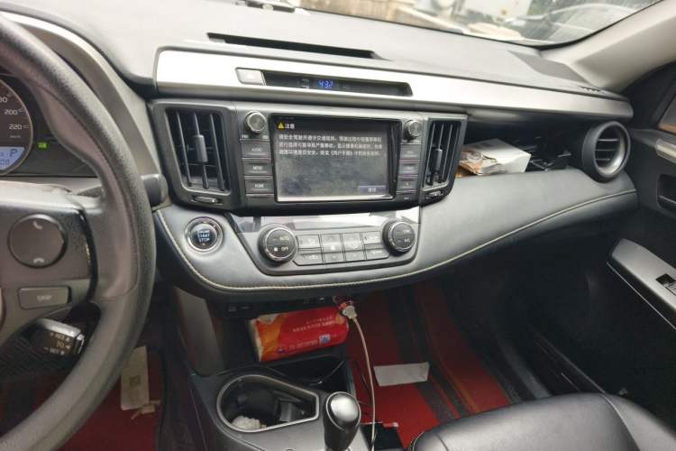 Used Toyota RAV4 2016 2.0L CVT Two-Wheel Drive Fashion Edition China V Standard Audio And AC Panel