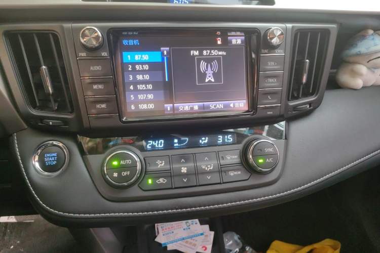 Used Toyota RAV4 2016 2.0L CVT Two-Wheel Drive Smart Edition China V Standard Audio And AC Panel