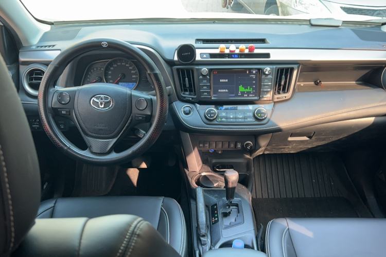 Used Toyota RAV4 2016 2.0L CVT Two-Wheel Drive Fashion Edition China V Standard Audio And AC Panel