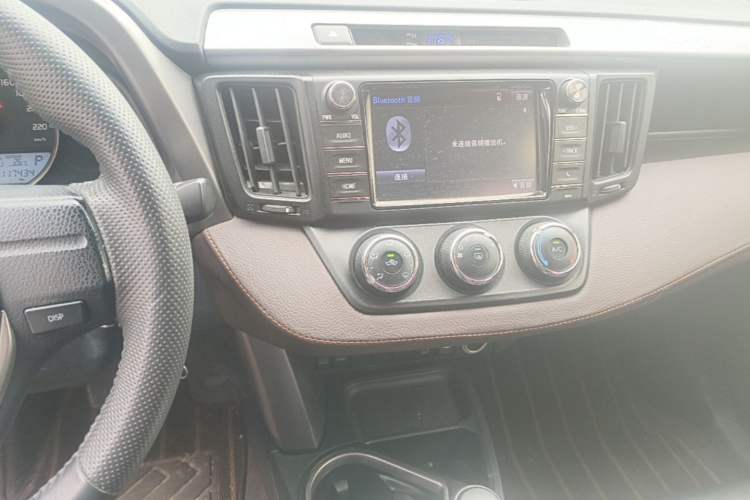 Used Toyota RAV4 2016 2.0L CVT Two-Wheel Drive Urban Edition China V Standard Audio And AC Panel