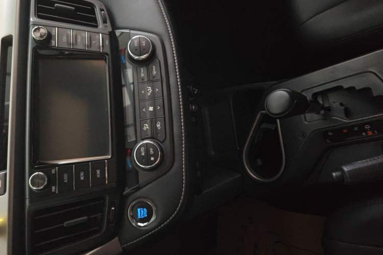 Used Toyota RAV4 2016 2.0L CVT Two-Wheel Drive Fashion Edition China V Standard Audio And AC Panel