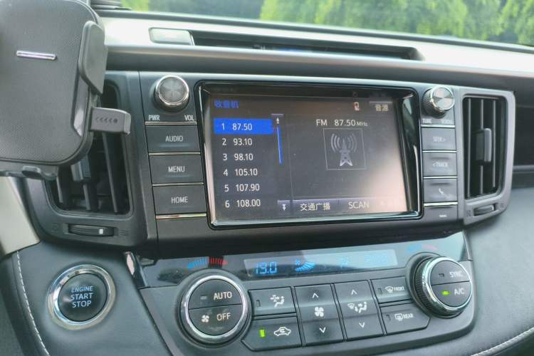 Used Toyota RAV4 2016 2.0L CVT Two-Wheel Drive Fashion Edition China V Standard Audio And AC Panel