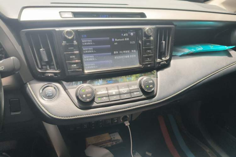 Used Toyota RAV4 2016 2.5L Automatic 4x4 Elite Edition Audio And AC Panel