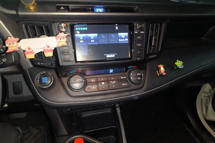 Used Toyota RAV4 2016 2.0L CVT Two-Wheel Drive Fashion Edition China V Standard Audio And AC Panel