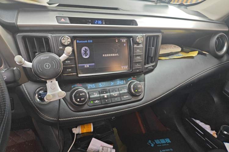 Used Toyota RAV4 2016 2.0L CVT Two-Wheel Drive Fashion Edition China V Standard Audio And AC Panel
