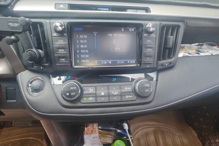 Used Toyota RAV4 2016 2.0L CVT Two-Wheel Drive Fashion Edition China V Standard Audio And AC Panel