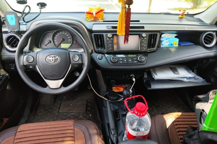 Used Toyota RAV4 2016 2.0L CVT Two-Wheel Drive Fashion Edition China V Standard Center Console