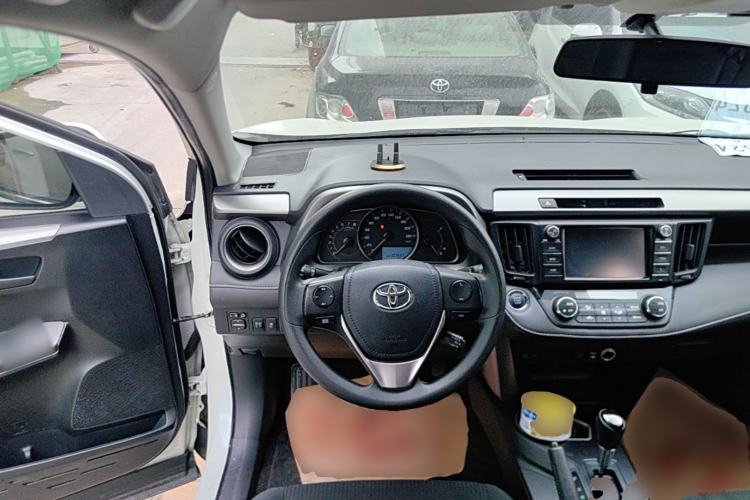 Used Toyota RAV4 2016 2.0L CVT Two-Wheel Drive Fashion Edition China V Standard Center Console