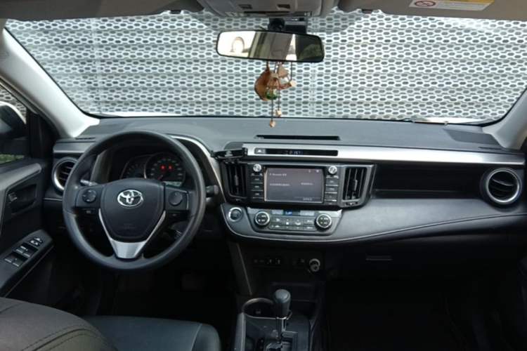 Used Toyota RAV4 2016 2.0L CVT Two-Wheel Drive Fashion Edition China V Standard Center Console
