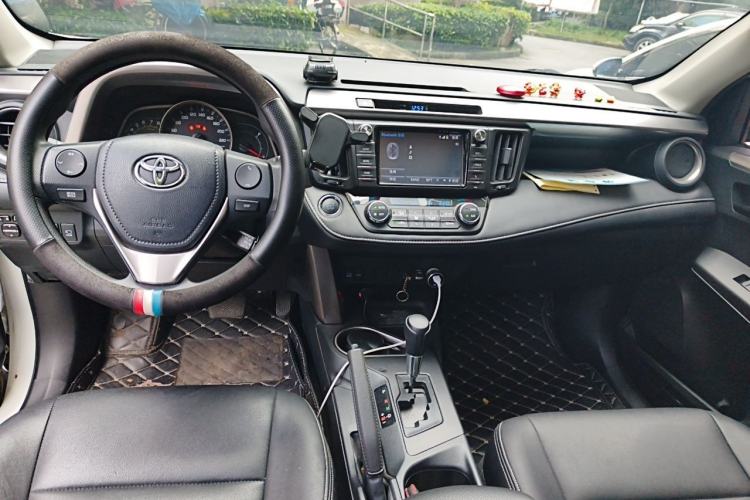 Used Toyota RAV4 2016 2.0L CVT Two-Wheel Drive Fashion Edition China V Standard Center Console