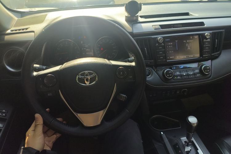 Used Toyota RAV4 2016 2.0L CVT Two-Wheel Drive Smart Edition China V Standard Center Console