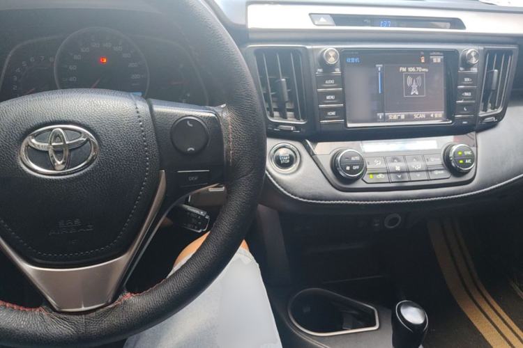 Used Toyota RAV4 2016 2.0L CVT Two-Wheel Drive Fashion Edition China V Standard Center Console