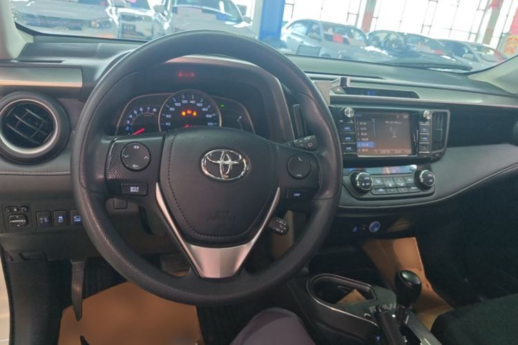 Used Toyota RAV4 2016 2.0L CVT Two-Wheel Drive Fashion Edition China V Standard Center Console