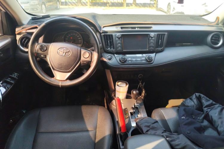 Used Toyota RAV4 2016 2.0L CVT Two-Wheel Drive Fashion Edition China V Standard Center Console