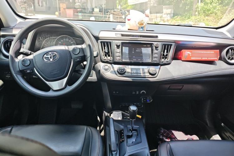 Used Toyota RAV4 2016 2.0L CVT Two-Wheel Drive Fashion Edition China V Standard Center Console