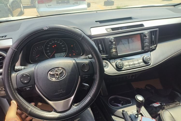 Used Toyota RAV4 2016 2.0L CVT Two-Wheel Drive Comfort Edition China V Standard Center Console