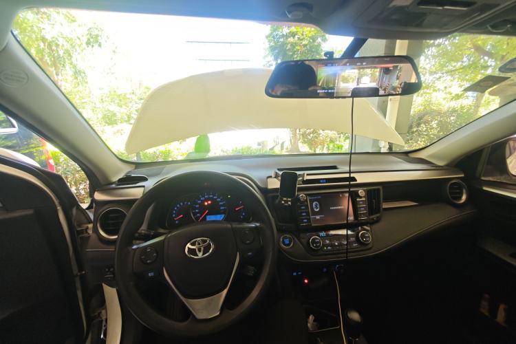 Used Toyota RAV4 2016 2.0L CVT Two-Wheel Drive Fashion Edition China V Standard Center Console