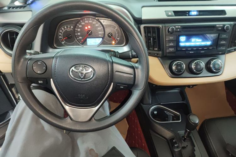 Used Toyota RAV4 2016 2.0L CVT Two-Wheel Drive Urban Edition China V Standard Center Console
