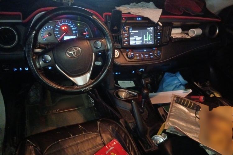 Used Toyota RAV4 2016 2.0L CVT Two-Wheel Drive Fashion Edition China V Standard Center Console