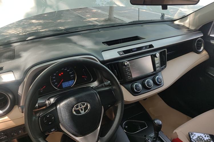 Used Toyota RAV4 2016 2.0L CVT Two-Wheel Drive Urban Edition China V Standard Center Console