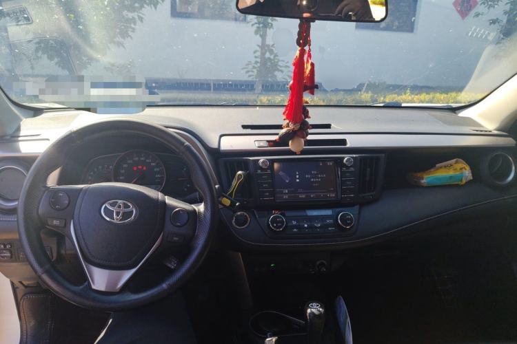 Used Toyota RAV4 2016 2.0L CVT Two-Wheel Drive Fashion Edition China V Standard Center Console