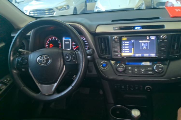 Used Toyota RAV4 2016 2.5L Automatic 4x4 Elite Edition Center Console