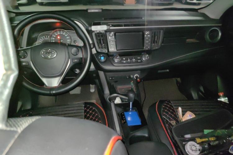 Used Toyota RAV4 2016 2.0L CVT Two-Wheel Drive Fashion Edition China V Standard Center Console