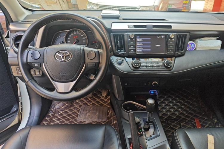 Used Toyota RAV4 2016 2.0L CVT Two-Wheel Drive Fashion Edition China V Standard Center Console