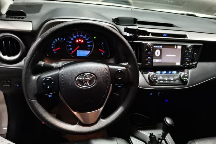 Used Toyota RAV4 2016 2.0L CVT Two-Wheel Drive Fashion Edition China V Standard Center Console