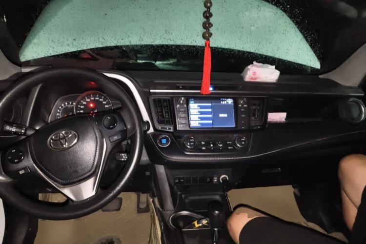 Used Toyota RAV4 2016 2.0L CVT Two-Wheel Drive Fashion Edition China V Standard Center Console