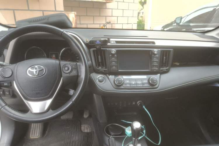 Used Toyota RAV4 2016 2.5L Automatic 4x4 Elite Edition Center Console