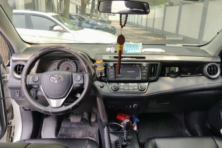 Used Toyota RAV4 2016 2.0L CVT Two-Wheel Drive Fashion Edition China V Standard Center Console