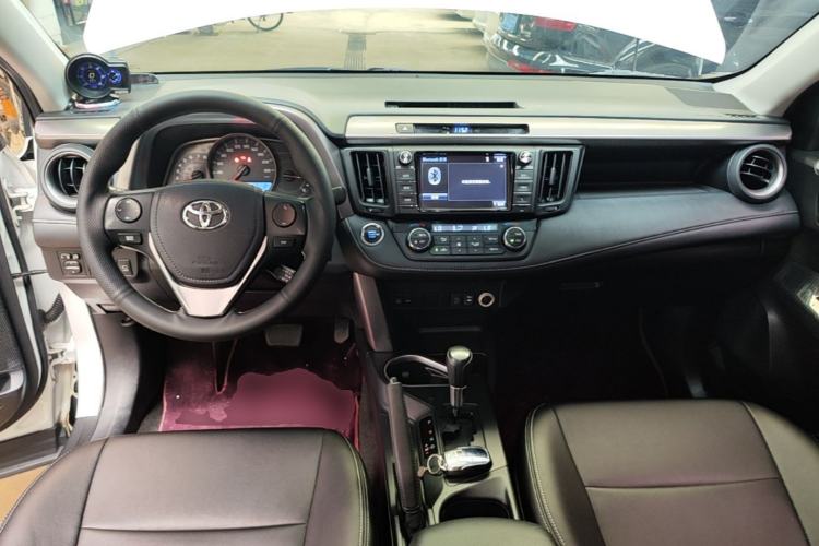 Used Toyota RAV4 2016 2.0L CVT Two-Wheel Drive Fashion Edition China V Standard Center Console