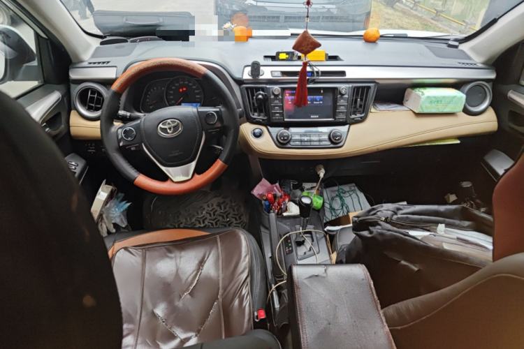Used Toyota RAV4 2016 2.0L CVT Two-Wheel Drive Fashion Edition China V Standard Center Console