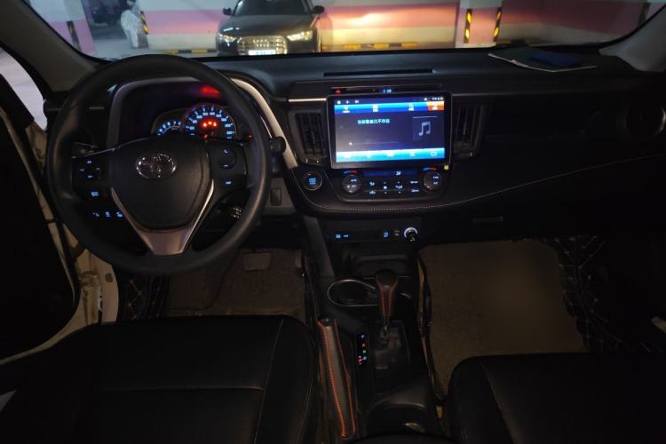 Used Toyota RAV4 2016 2.0L CVT Two-Wheel Drive Fashion Edition China V Standard Center Console