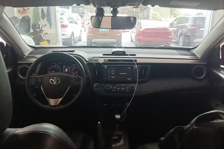 Used Toyota RAV4 2016 2.0L CVT Two-Wheel Drive Smart Edition China V Standard Center Console