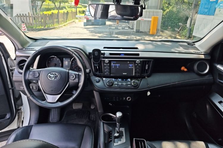 Used Toyota RAV4 2016 2.0L CVT Two-Wheel Drive Smart Edition China V Standard Center Console