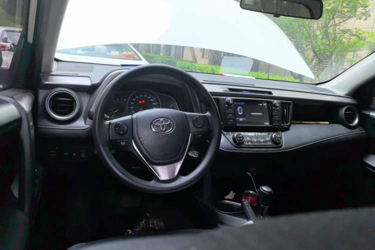 Used Toyota RAV4 2016 2.0L CVT Two-Wheel Drive Comfort Edition China V Standard Center Console